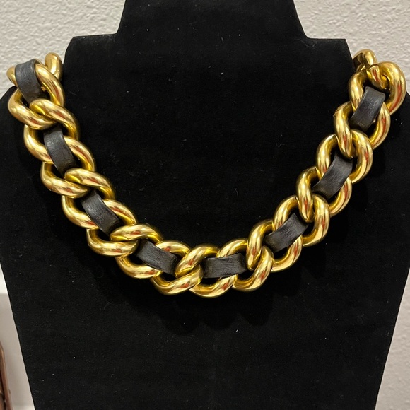 Chanel-like Vintage Gold-tone & Faux Leather Bold Choker Necklace - Picture 3 of 8